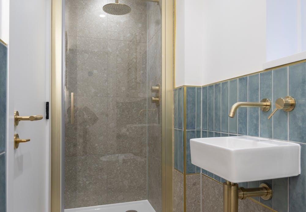 8 Berwick shower.jpg