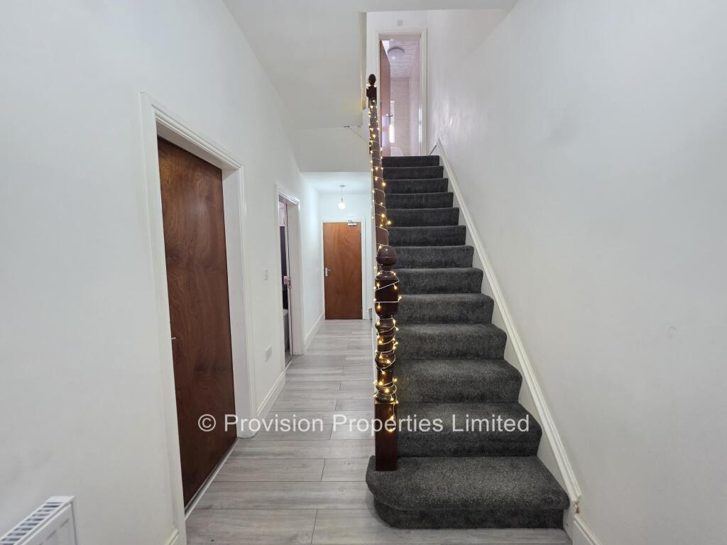 6 bedroom terraced house for rent