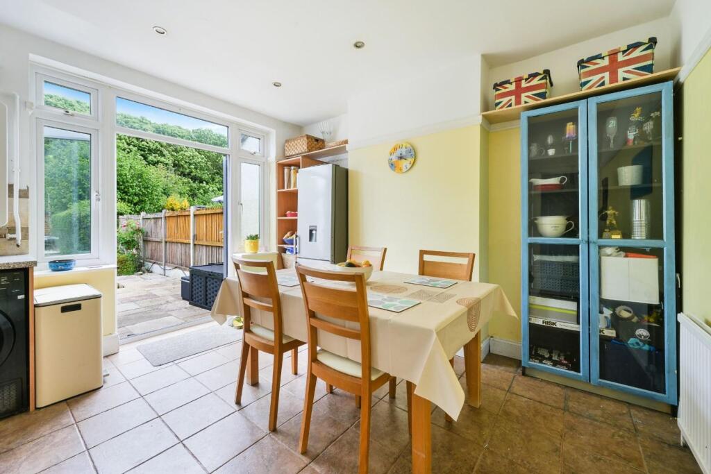 House in Epsom, Stoneleigh - More