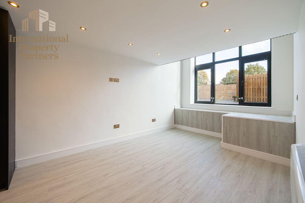Apartment in Wakefield - View 3