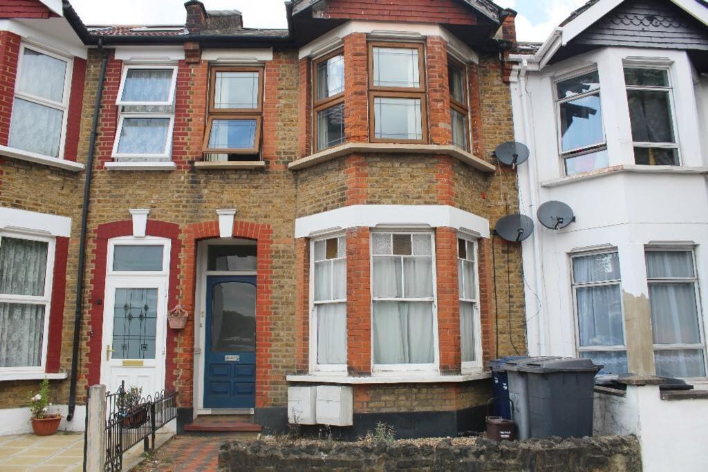 Main image of property: Squires Lane, London, N3