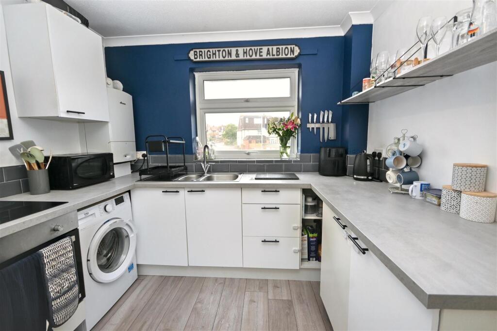 Apartment in Eastbourne, Motcombe - View 3