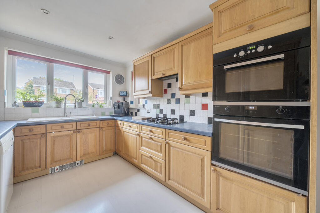 Waterside Drive, Purley on Thames, Reading, Berkshire, RG8 photo 4
