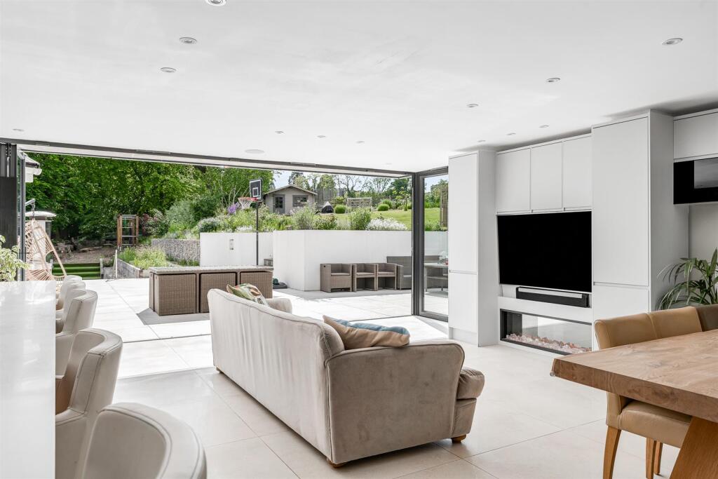 The Avenue, Welwyn photo 2