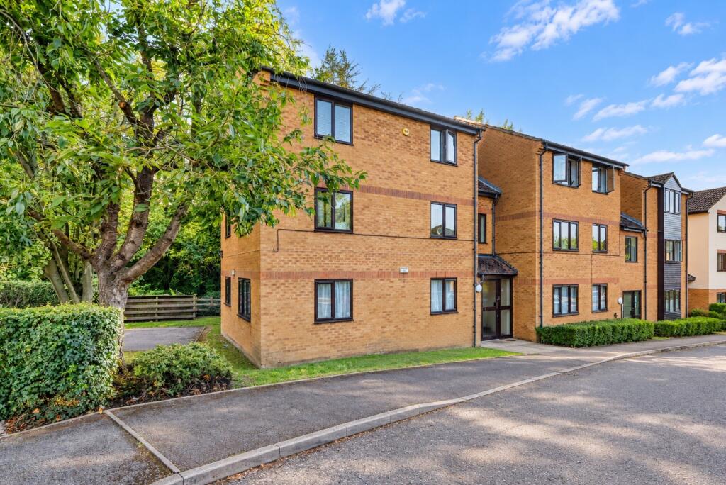 1-bed flat on Knaves Hollow, Wooburn Moor, High Wycombe, Buckinghamshire, HP10, £175,000