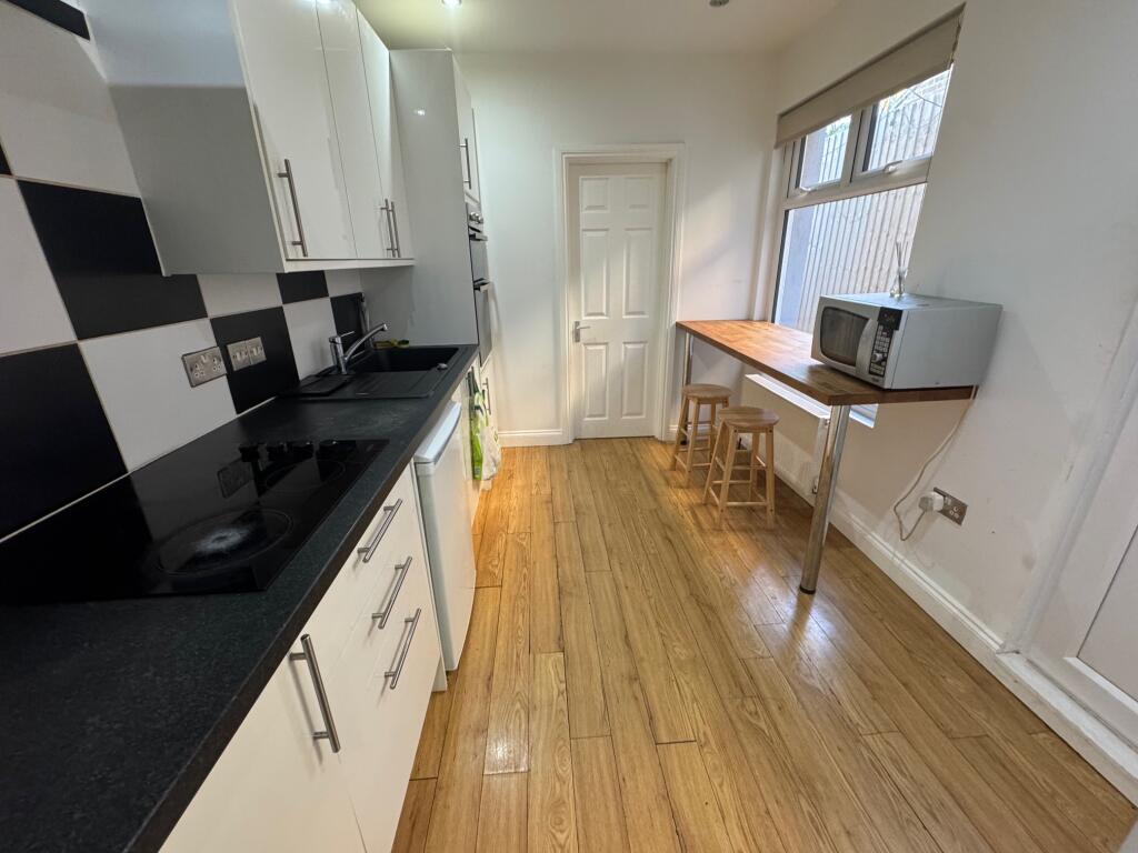 House in Luton - View 5