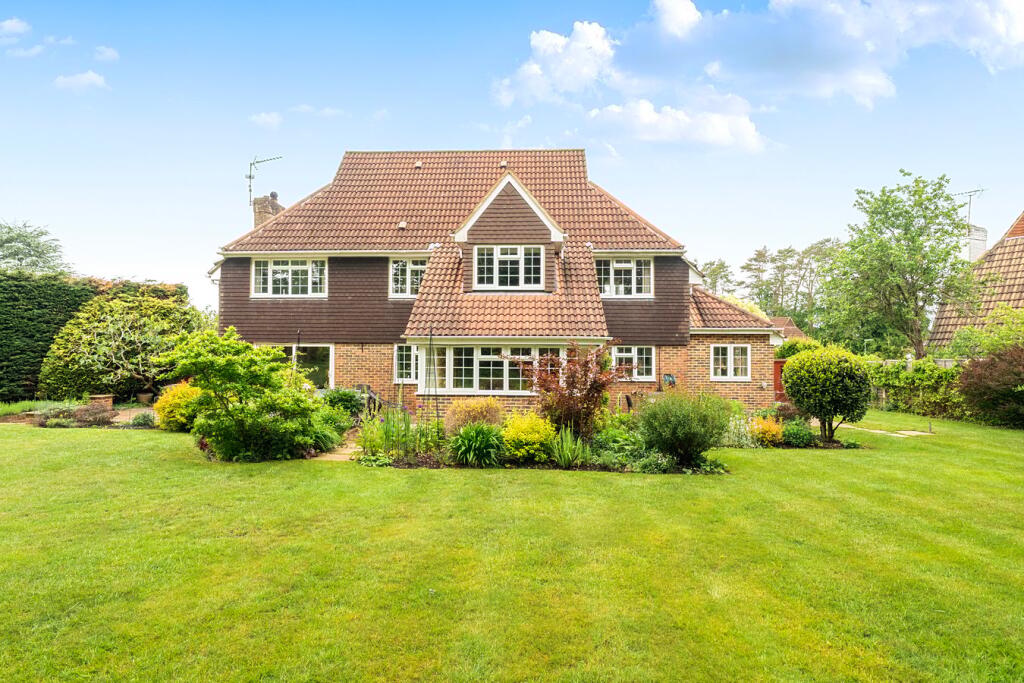 3 Giffards Meadow, Farnham, Surrey, GU9 photo 2