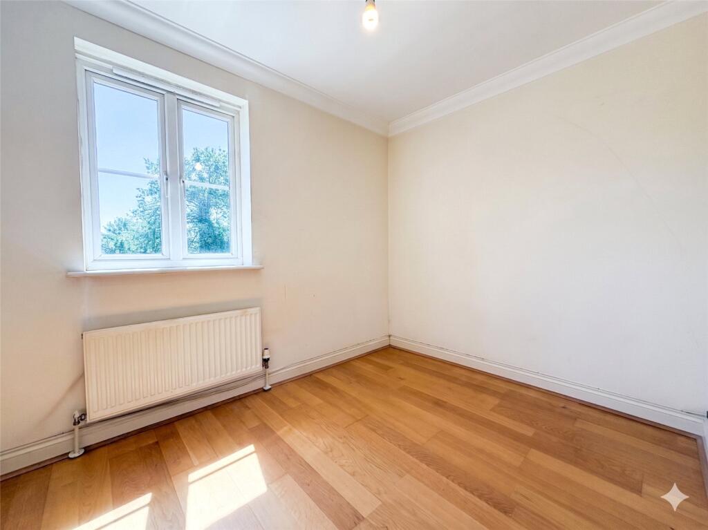 Apartment in Surrey Heath, Surrey - View 3