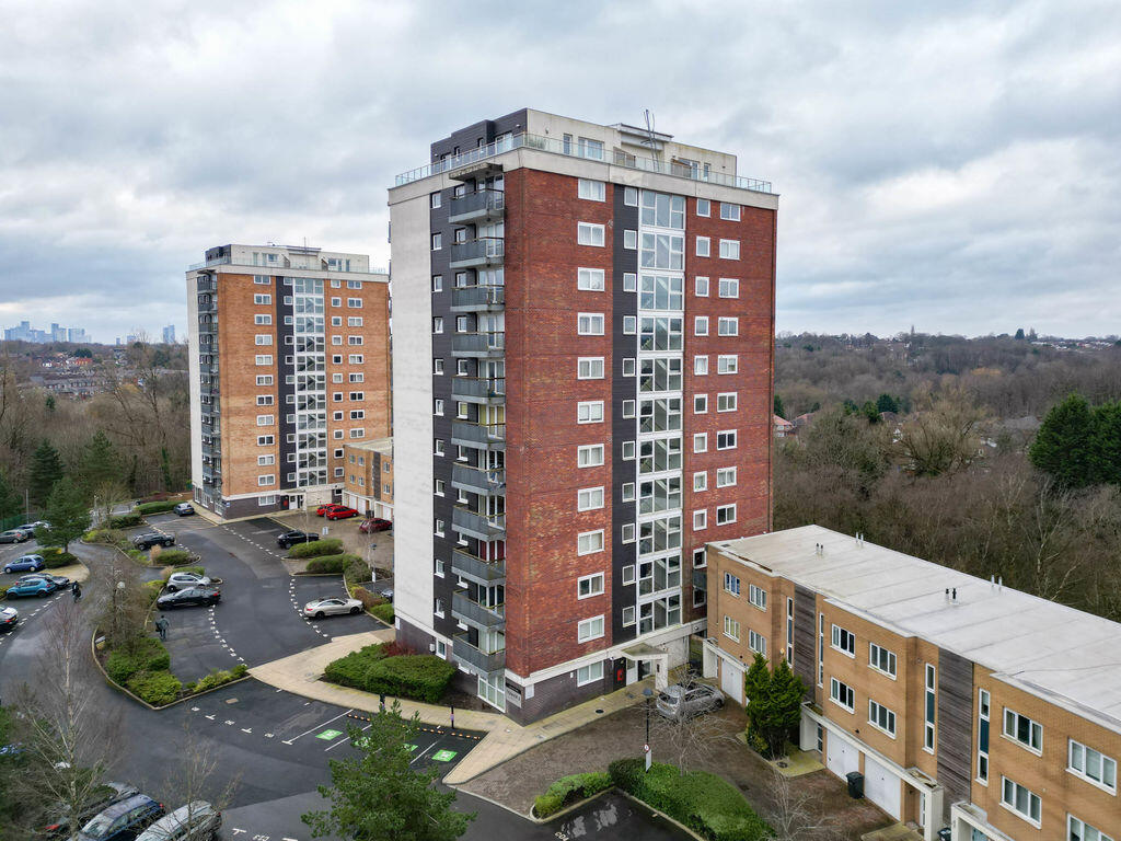 3-bed flat on Lakeside Rise, Manchester, £125,000