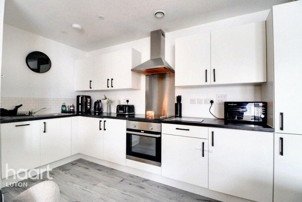 2-bed flat on Birch Road, Luton, £240,000