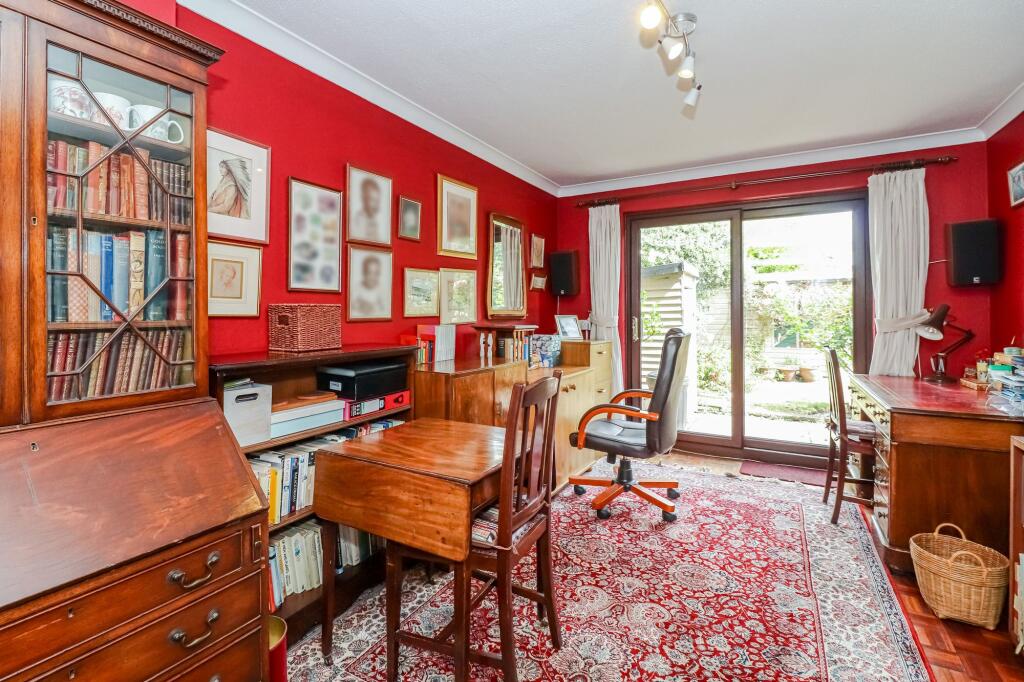 House in Dacorum, Kings Langley - More