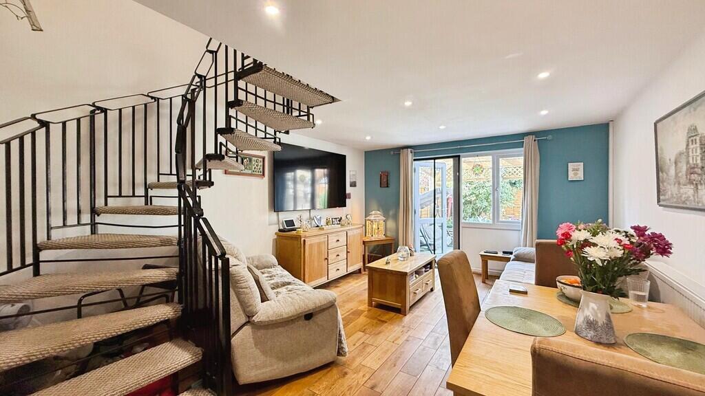 Devon Drive, Westbury photo 4