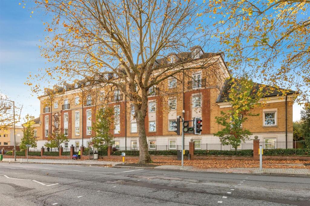 Main image of property: Solomons Court, High Road, London, N12 0AW