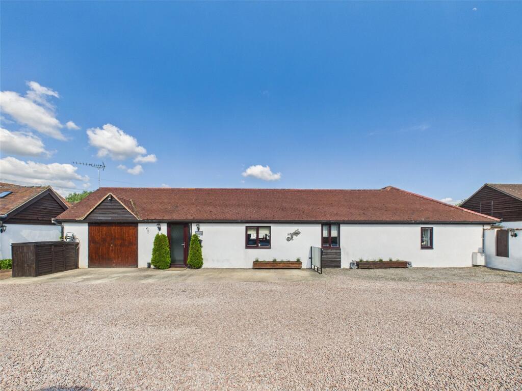 4 bedroom bungalow for sale in Barbers Bridge, Rudford, Gloucester, GL2