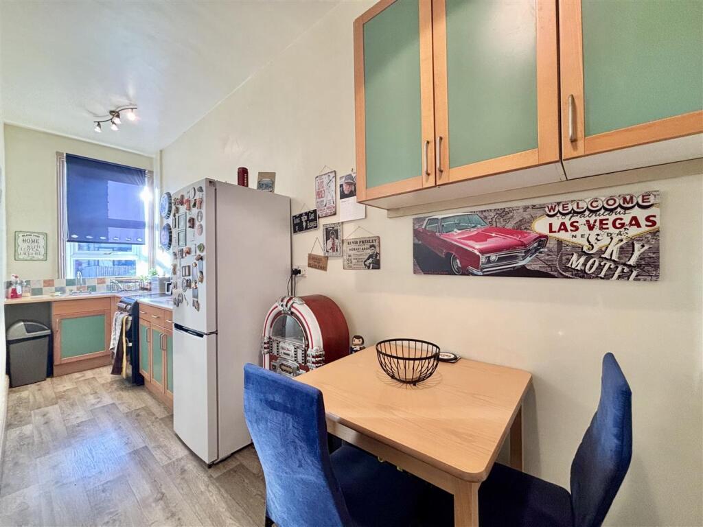 House in Bradford, Four Lane Ends, Scholemoor - View 4