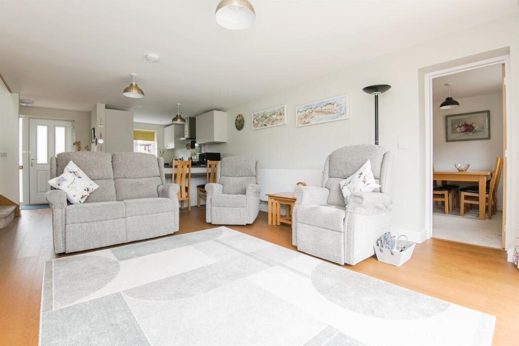 Tidcombe Close, Tiverton photo 3