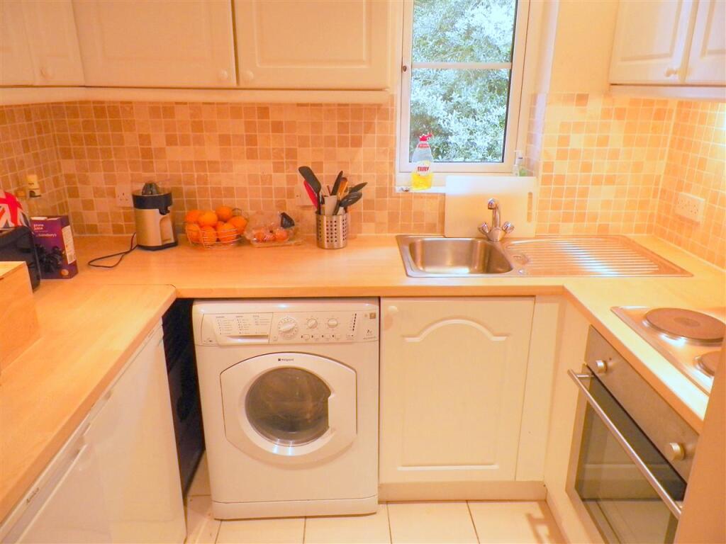 Apartment in Southall - View 5