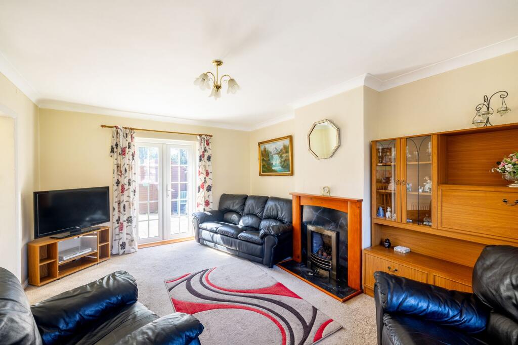 Pollards Oak Road, Oxted, RH8 photo 3