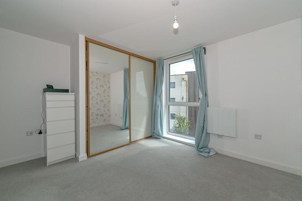 Larson Close, Oakgrove, MK10 photo 3