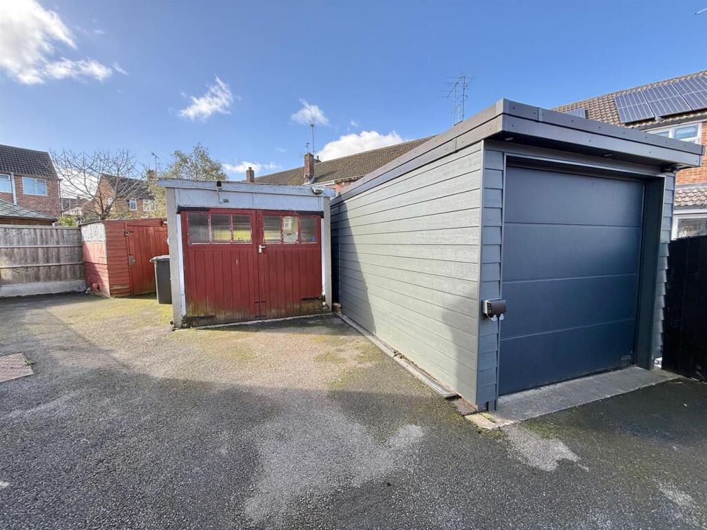 Pinewood Way, Hutton, Brentwood photo 2