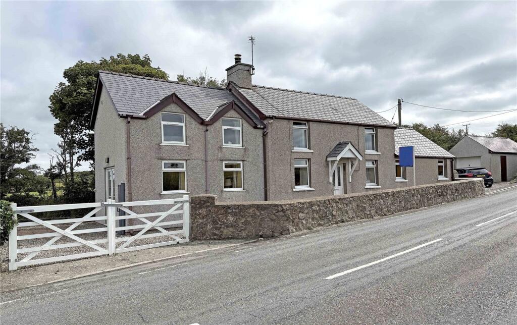 3-bed detached on Tyn Lon, Sir Ynys Mon, LL65, £360,000