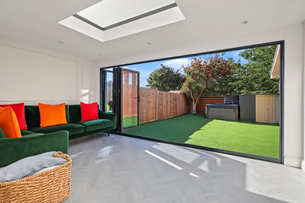 House in Elmbridge, Molesey - More