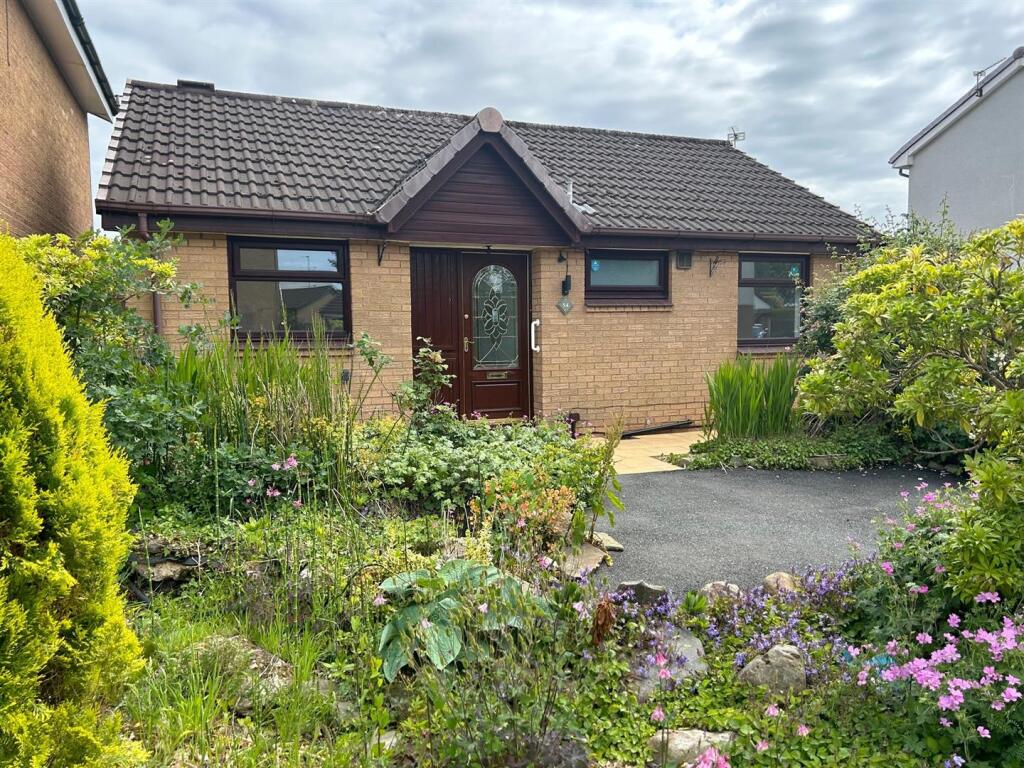 3-bed detached on Elmridge, Leigh, £285,000