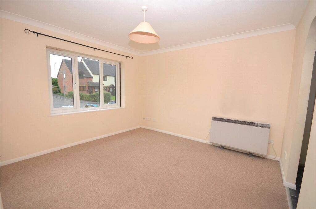 Griffiths Acre, Stone, Aylesbury photo 3
