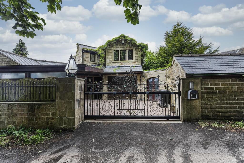 3-bed detached on The Carriage Drive, Hoults Lane, Greetland, Halifax, £495,000