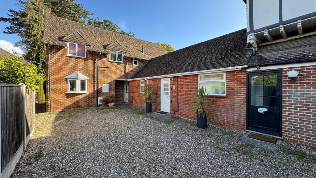 1-bed terraced on Oxford Road, Newbury, RG14 1PG, £250,000