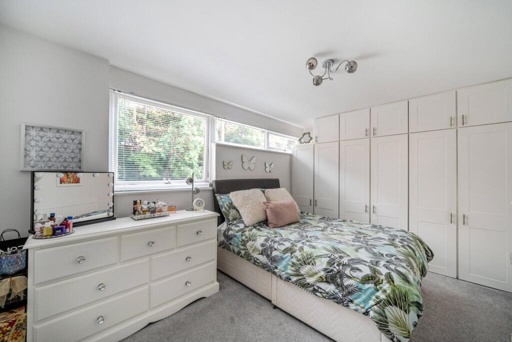 House in Kingston upon Thames - More