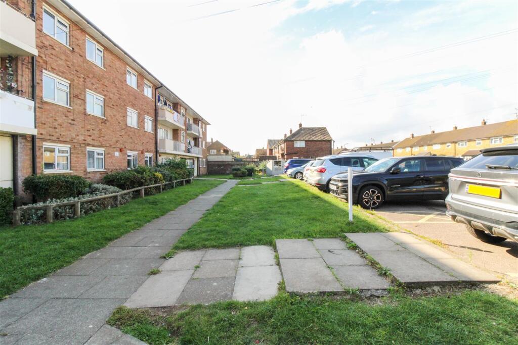 3-bed flat on Blyth Avenue, Shoeburyness, £190,000
