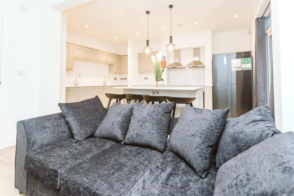 5 bedroom semi-detached house for rent