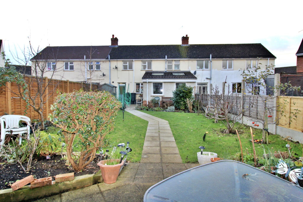 Somerset Crescent, Melksham, Wiltshire photo 2
