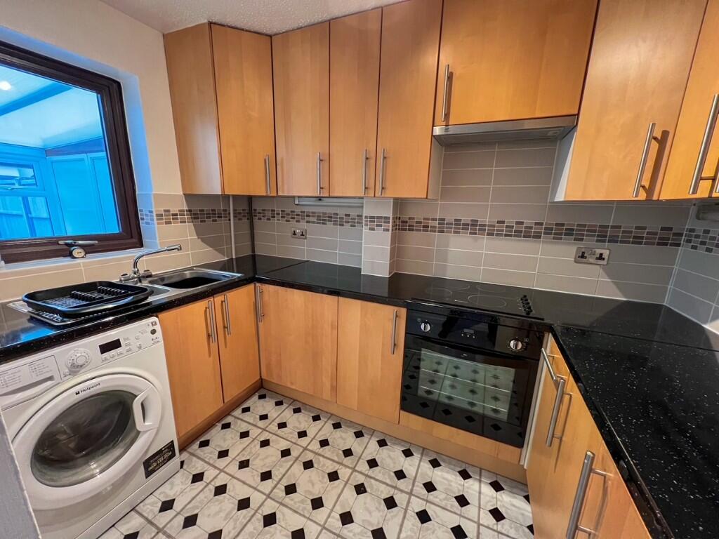 Glebelands, West Molesey, Surrey, KT8 photo 2