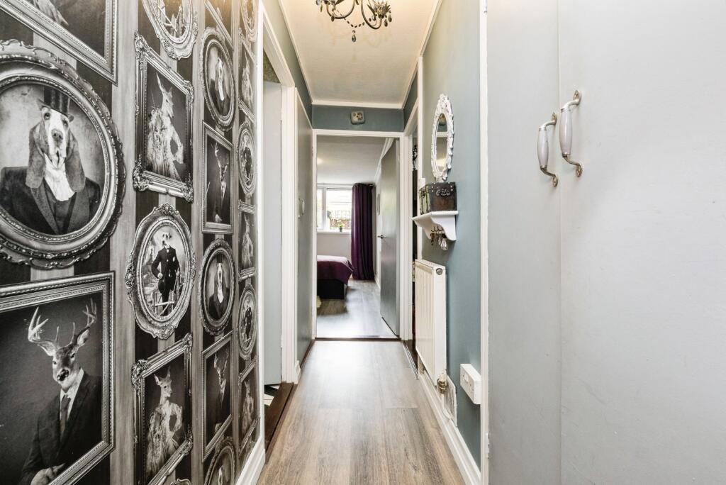 Tiptree Crescent, Clayhall, Essex, IG5 photo 3
