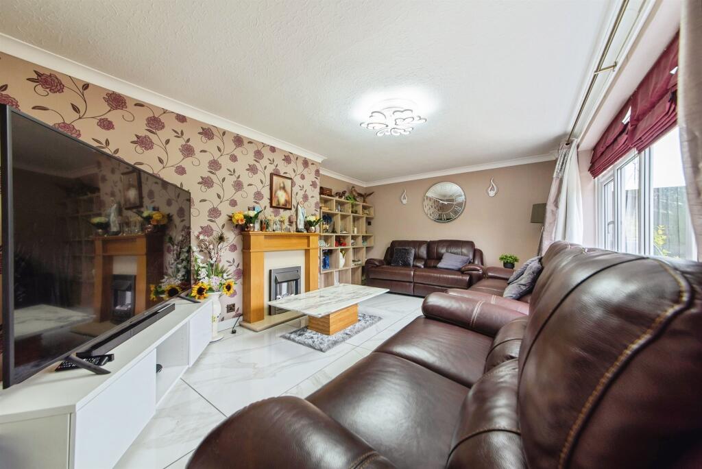 Woodfield Close, Spalding - View 6