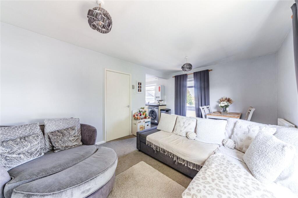 Apartment in Addlestone, New Haw - View 5
