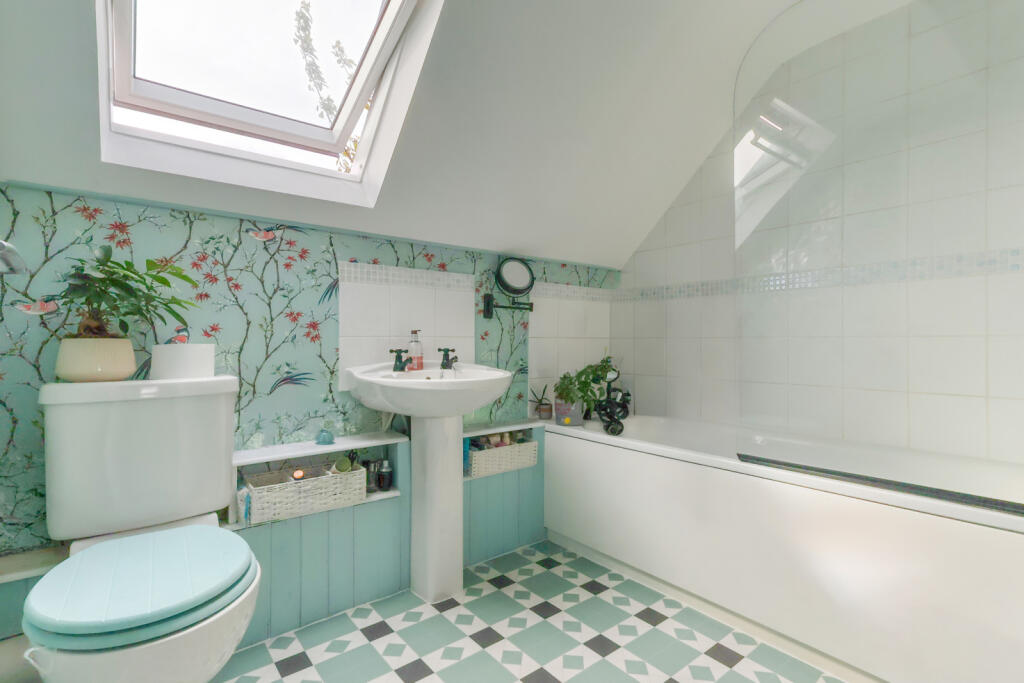 Apartment in Tylers Green, Totteridge - More
