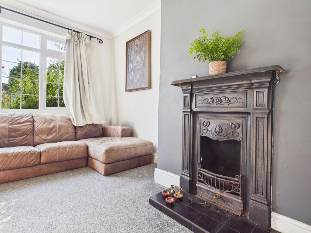 House in Nottingham, Porchester Gardens, Woodthorpe - More