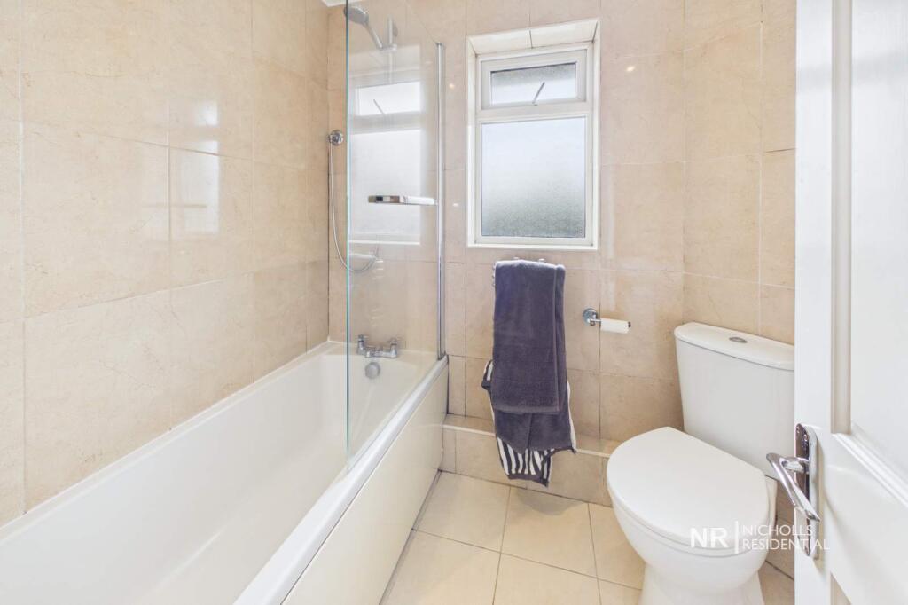 Apartment in Epsom and Ewell, West Ewell - More
