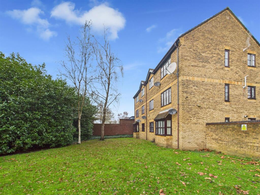 Apartment in London, London Borough of Hillingdon - More