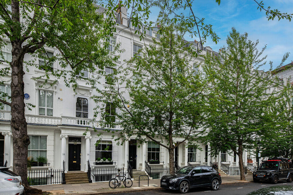 Main image of property: Palace Gardens Terrace, London, W8