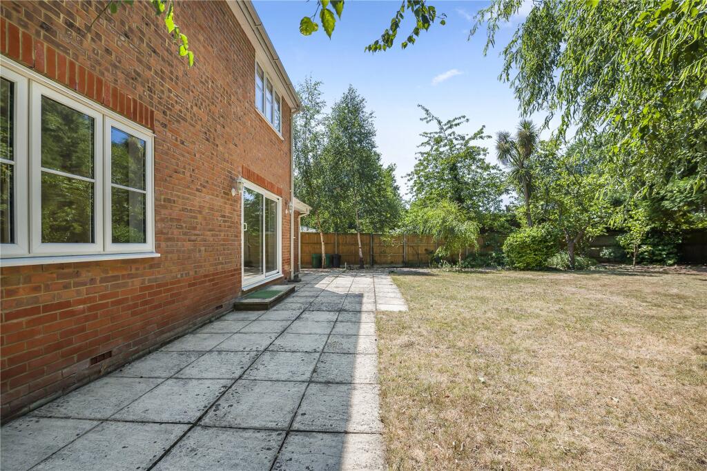 House in Woking, Knaphill - More