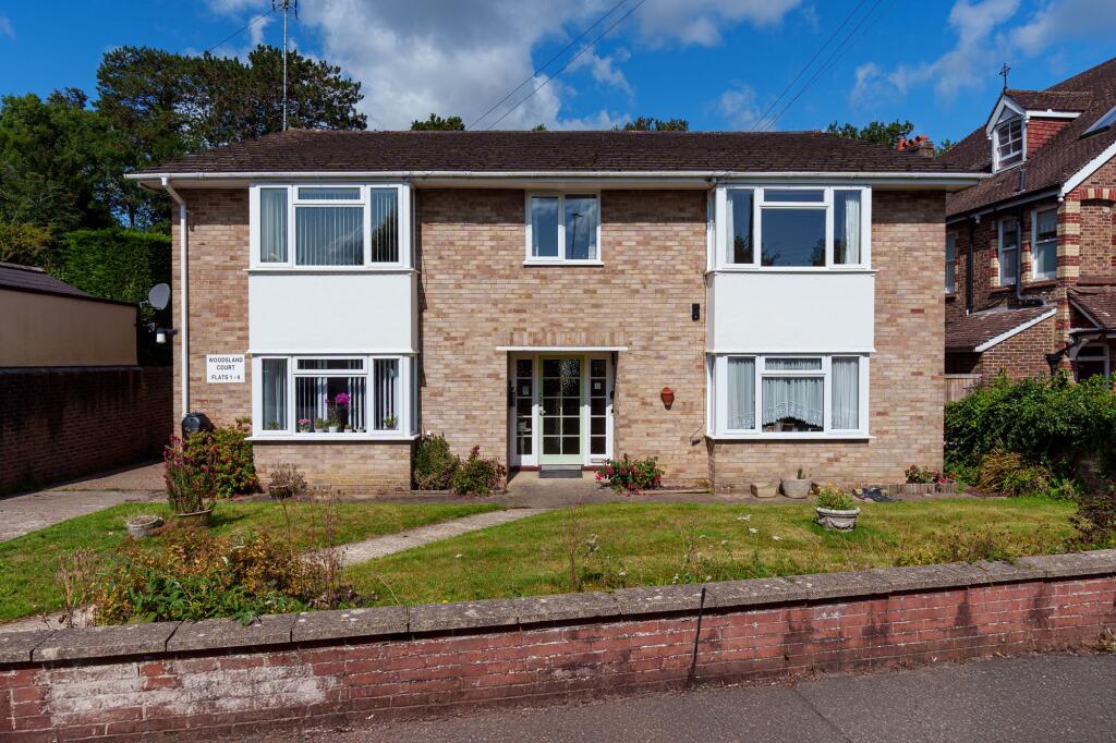 2-bed flat on Woodsland Road, Hassocks, BN6, £250,000