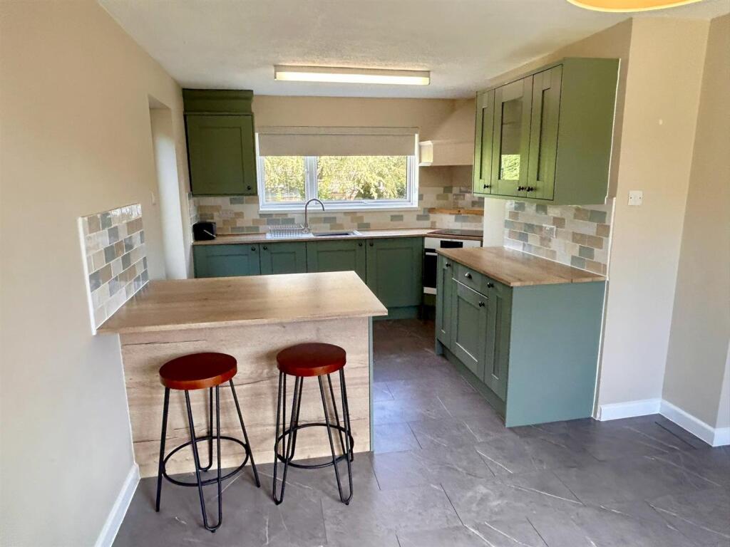 House in Cold Ash, Ashmore Green - View 4