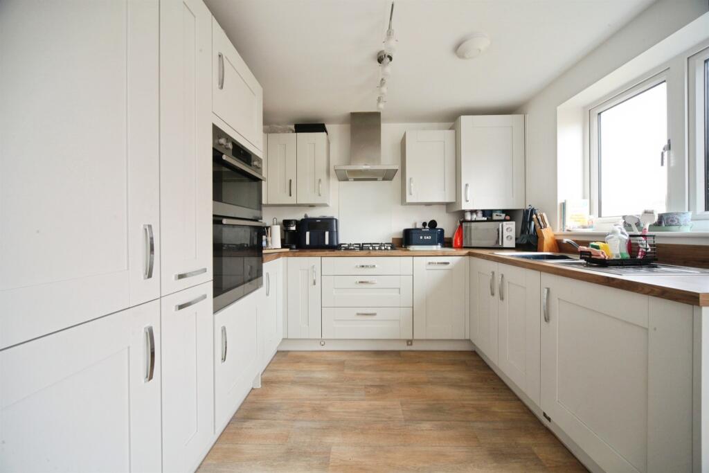 House in Houghton Regis, Central Bedfordshire - View 4
