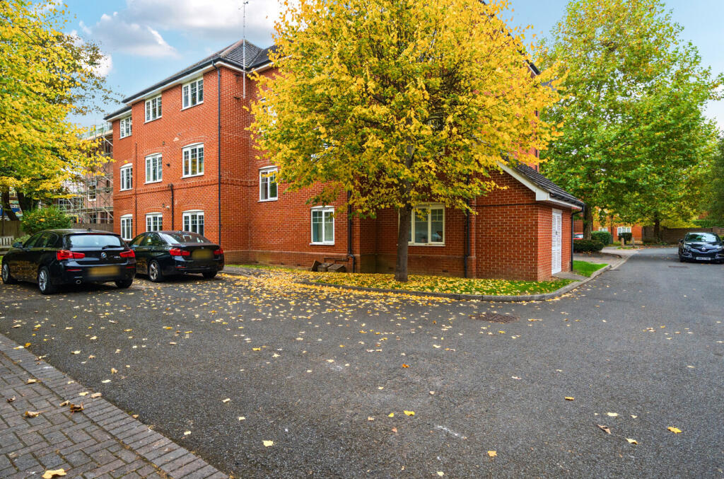Apartment in Reading, Southcote - View 4