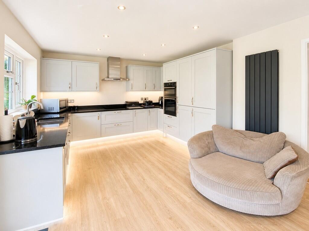 Cornwall Crescent, Yate, Bristol photo 4