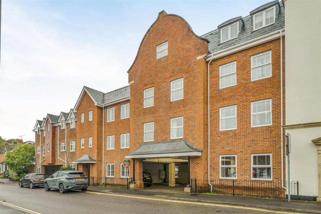2-bed flat on Peninsula Place, Napier Road, Crowthorne, Berkshire, RG45 7BD, £250,000